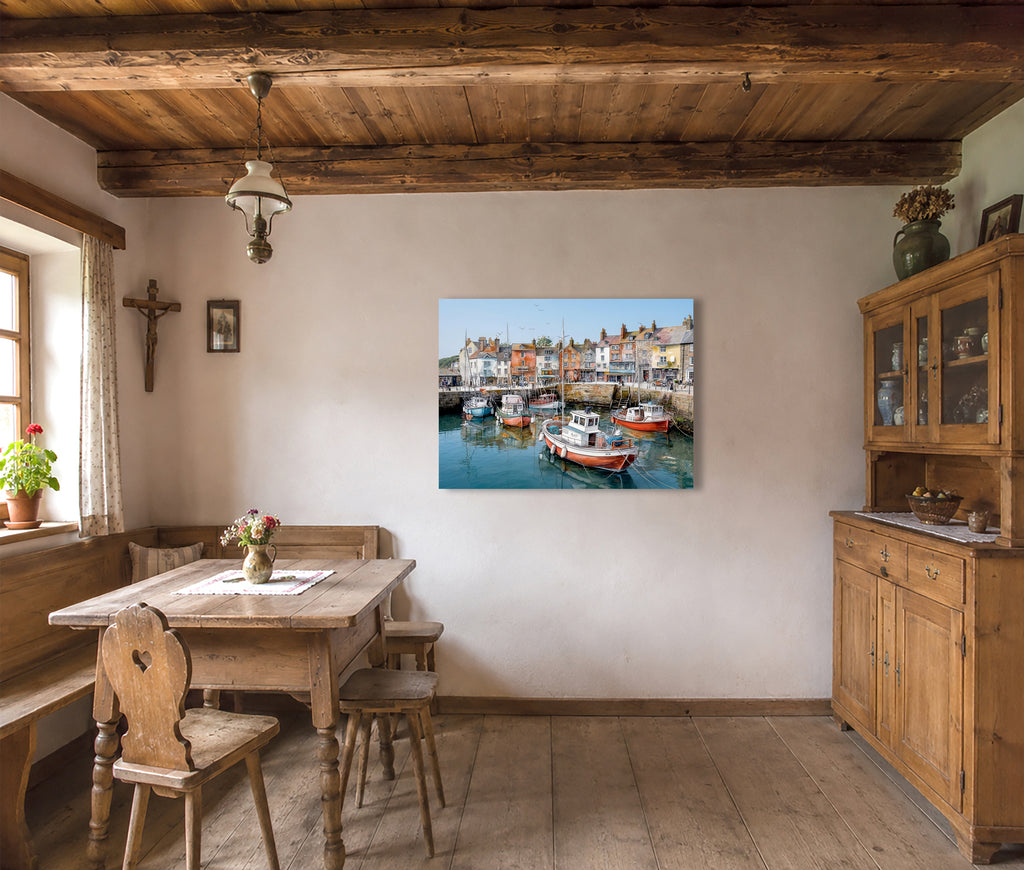 Wandbild Fischerboot Hafen Oranges Hochhaus Fünf Boote Segelmasten Fahrräder Kai Kunstdruck auf Leinwand