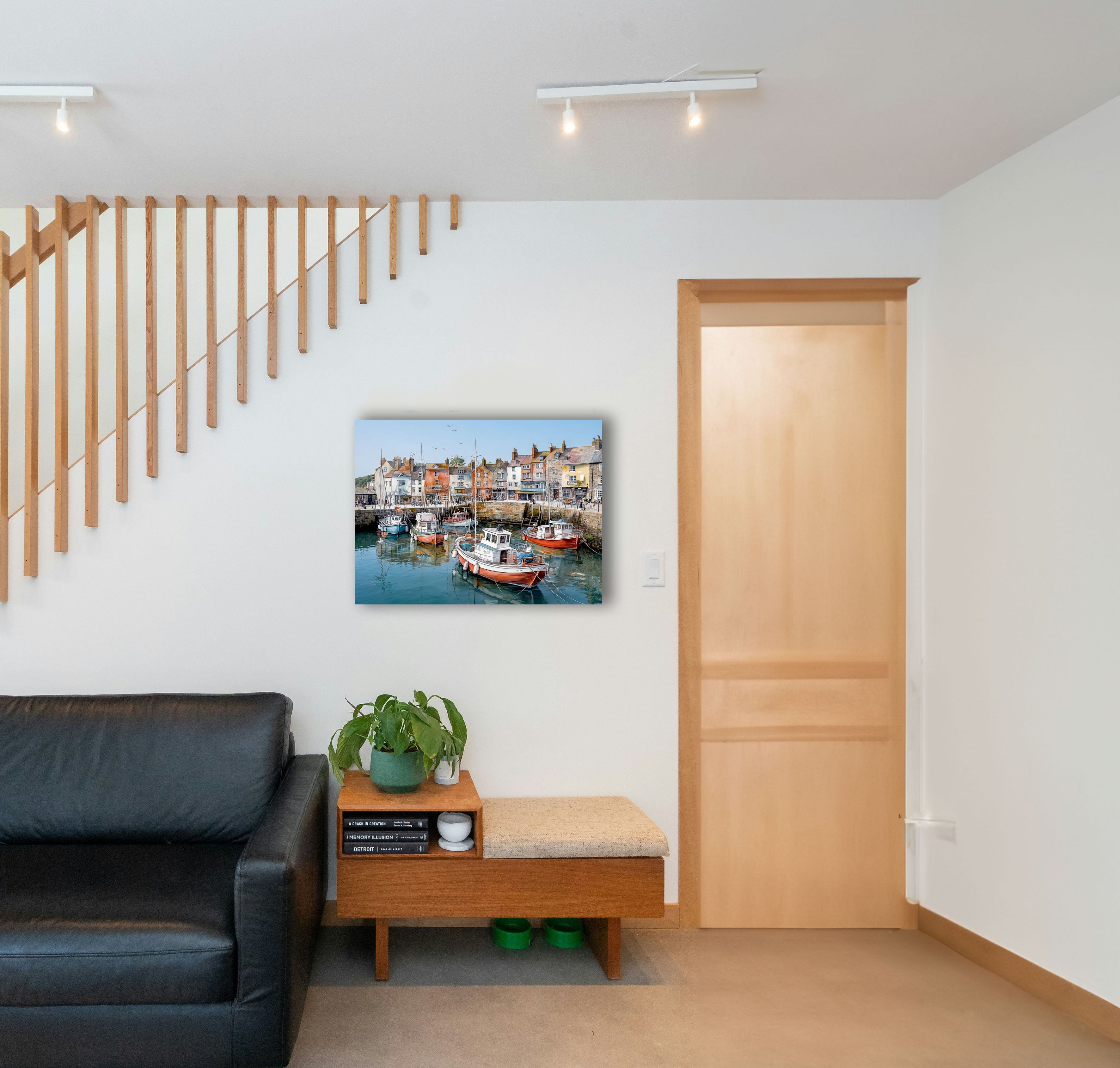 Wandbild Fischerboot Hafen Oranges Hochhaus Fünf Boote Segelmasten Fahrräder Kai Kunstdruck auf Leinwand
